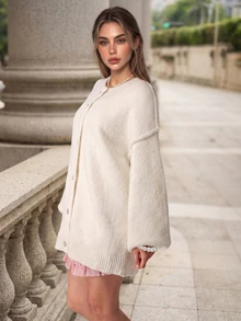 Cévolie Cardigan Rajut Lembut dengan Kancing Logam, Gaya Santai dan Longgar, Bahu Jatuh, Model Slimming, dan Bahu Turun - Putih - View 3