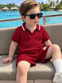 SHEIN 2件組 幼兒男童 Polo 衫 + 短褲 學院風 深紅色 粗針編織鏤空菱格條紋 短袖翻領 標準版型 海灘夏季復古經典時尚 - 酒紅色 - 查看 1