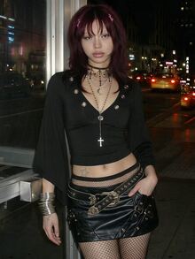 EgrlEra 深V領性感哥德風喇叭袖緊身T恤，黑色，適合萬聖節、夜晚演唱會、秋季穿著 - 黑色 - 查看 1