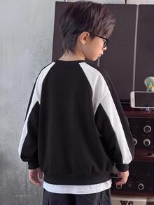 SHEIN Little Byeori 兒童小男孩字母印花加厚秋季衛衣，學院風寬鬆版型冬季 80 年代復古返校時尚舒適休閒套頭衫 - 黑與白 - 查看 5