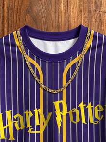 HARRY POTTER X SHEIN Aesthetic Post Seeker 字母印花男士短袖上衣，學院風紫色與白色拼色條紋球迷紀念圓領半袖襯衫，休閒日常校園球場電影聯名收藏短袖T恤，寬鬆版型 House Merchandise 中性款 - 彩色 - 查看 3