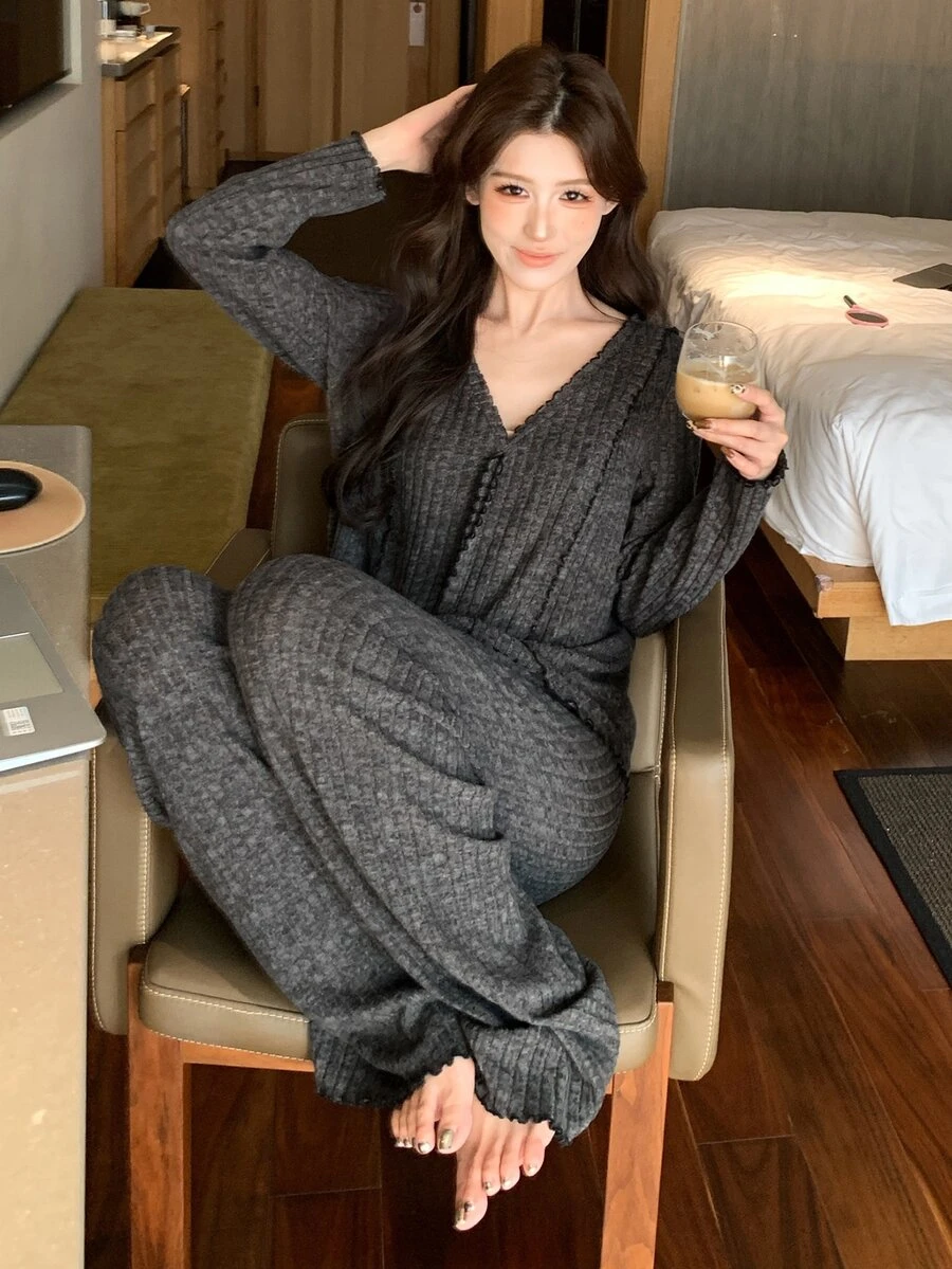 DAZY 2件組女款睡衣套裝，V領長袖上衣搭配直筒長褲，木耳邊飾與羅紋布料設計 - 深灰色 - 查看 1