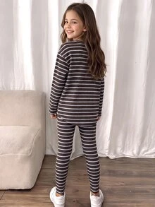 SHEIN Vintaside Kids 女童軟綿復古條紋上衣，圓弧下擺，搭配寬鬆長褲，修身顯瘦，輕盈春秋套裝，返校穿搭 - 棕色 - 查看 2