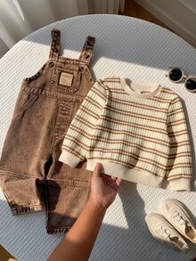 SHEIN 中性嬰兒男嬰/女嬰、幼兒 2 件組秋冬抓絨內裡加厚休閒時尚卡其色牛仔吊帶褲與條紋運動衫套裝，嬰兒冬季套裝，牛仔 - 棕色 - 查看 3