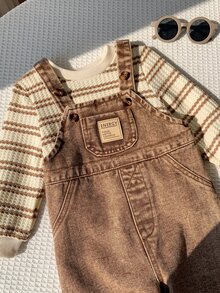 SHEIN 中性嬰兒男嬰/女嬰、幼兒 2 件組秋冬抓絨內裡加厚休閒時尚卡其色牛仔吊帶褲與條紋運動衫套裝，嬰兒冬季套裝，牛仔 - 棕色 - 查看 8