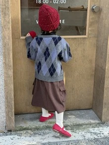 Dazy Kids كنزة صوفية طويلة الأكمام بياقة على شكل حرف V بنمط شبكة ماسية على الطراز الكوري للخريف/الشتاء للرضع/الأطفال الصغار (البنات) - رمادي - مشاهدة 4