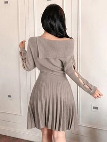 Feyla 女款純色不對稱領長袖鈕扣設計百褶下擺針織洋裝 - 杏色 - 查看 2