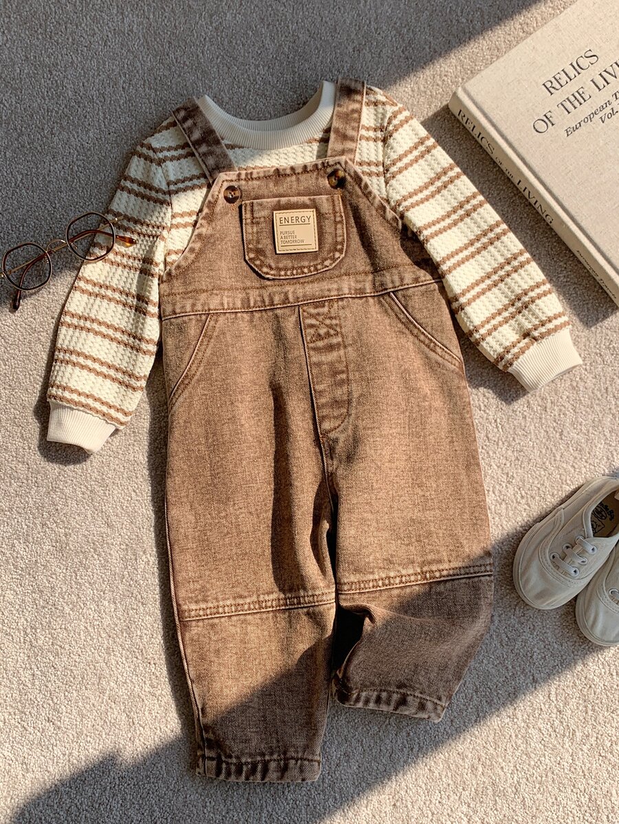 SHEIN 中性嬰兒男嬰/女嬰、幼兒 2 件組秋冬抓絨內裡加厚休閒時尚卡其色牛仔吊帶褲與條紋運動衫套裝,嬰兒冬季套裝,牛仔 - 棕色 - 查看 1