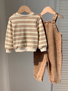 SHEIN 中性嬰兒男嬰/女嬰、幼兒 2 件組秋冬抓絨內裡加厚休閒時尚卡其色牛仔吊帶褲與條紋運動衫套裝，嬰兒冬季套裝，牛仔 - 棕色 - 查看 2