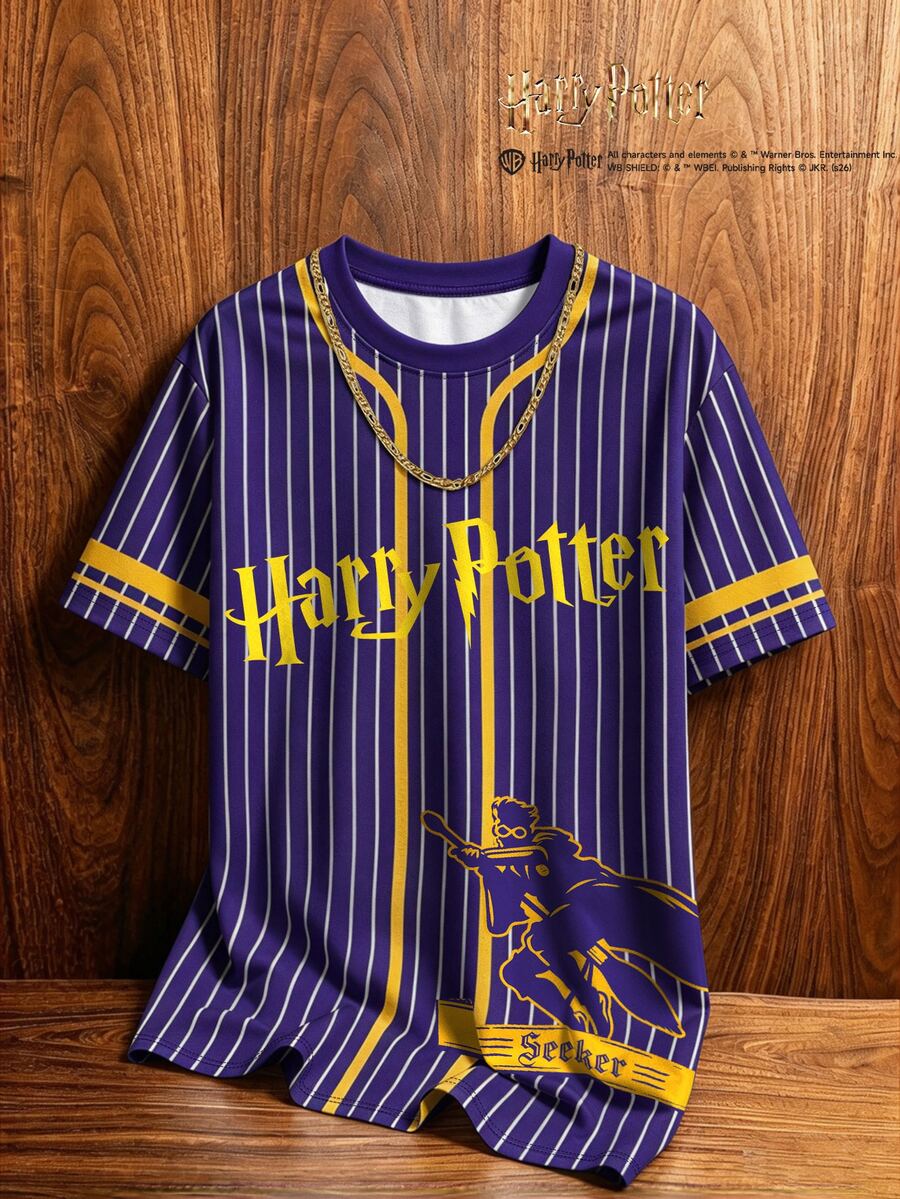 HARRY POTTER X SHEIN Aesthetic Post Seeker 字母印花男士短袖上衣,學院風紫色與白色拼色條紋球迷紀念圓領半袖襯衫,休閒日常校園球場電影聯名收藏短袖T恤,寬鬆版型 House Merchandise 中性款 - 彩色 - 查看 1