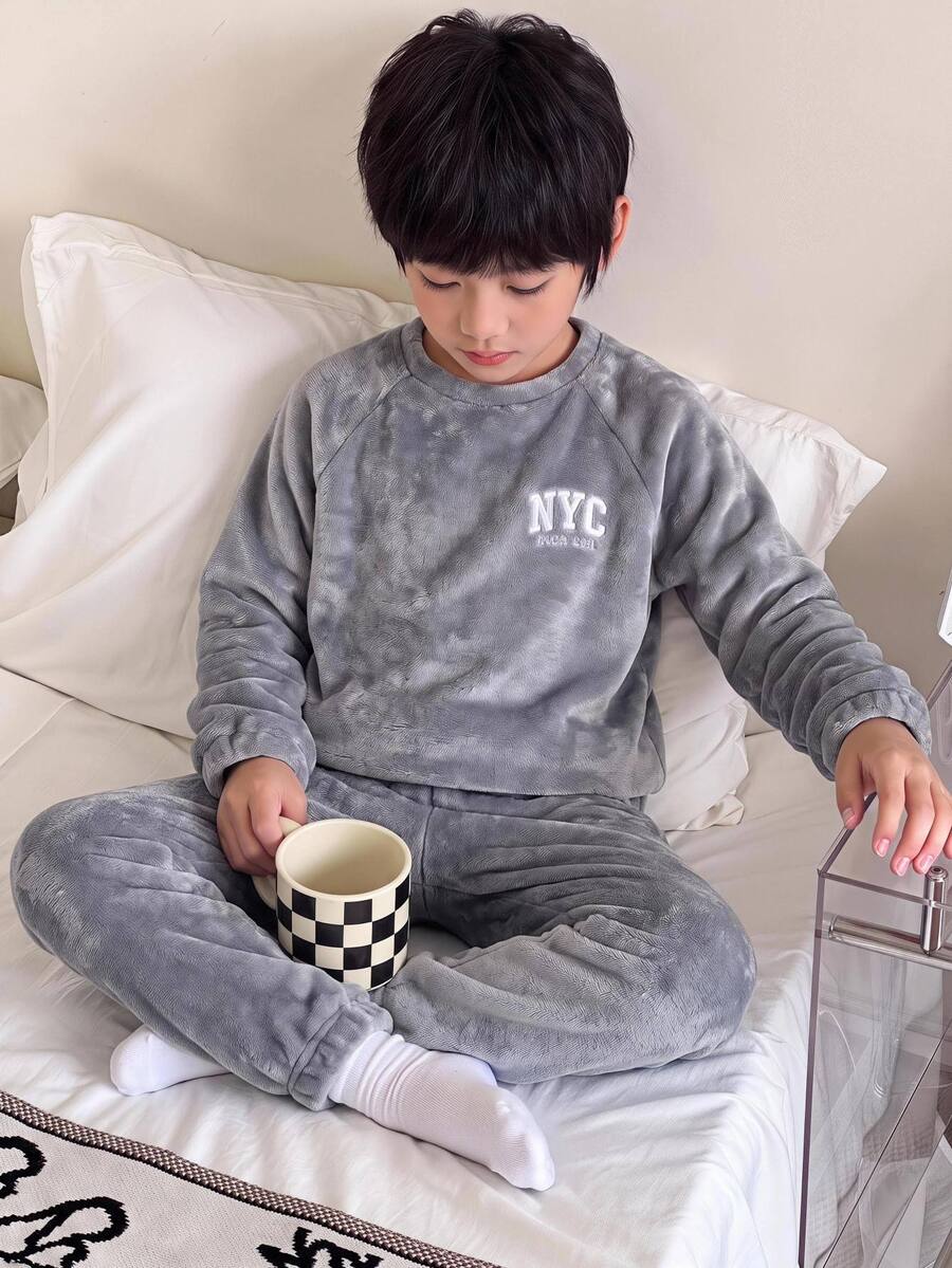 SHEIN 兒童青少年男孩休閒抓絨內裡厚法蘭絨睡衣家居服,適合秋冬、學校、家庭聚會、度假、派對,秋季穿搭、冬季穿搭,男孩兒童套裝 - 灰色 - 查看 1
