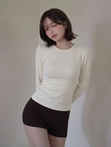 DAZY 女款純色舒適極簡長袖T恤 - 白色 - 查看 2