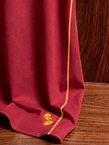 HARRY POTTER X SHEIN Aesthetic Post 獅子字母印花男士短袖上衣，學院風紅黃對比線條球迷紀念圓領半袖襯衫，休閒日常校園運動場電影聯名收藏短袖T恤，寬鬆版型學院周邊隊長款 - 彩色 - 查看 3