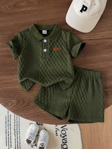 SHEIN 2件組 幼兒男童 Polo 衫短褲套裝 可愛學院風 橄欖綠 菱格紋華夫格鈕扣 短袖 Polo 領 度假夏季休閒運動套裝 - 墨綠色 - 查看 1