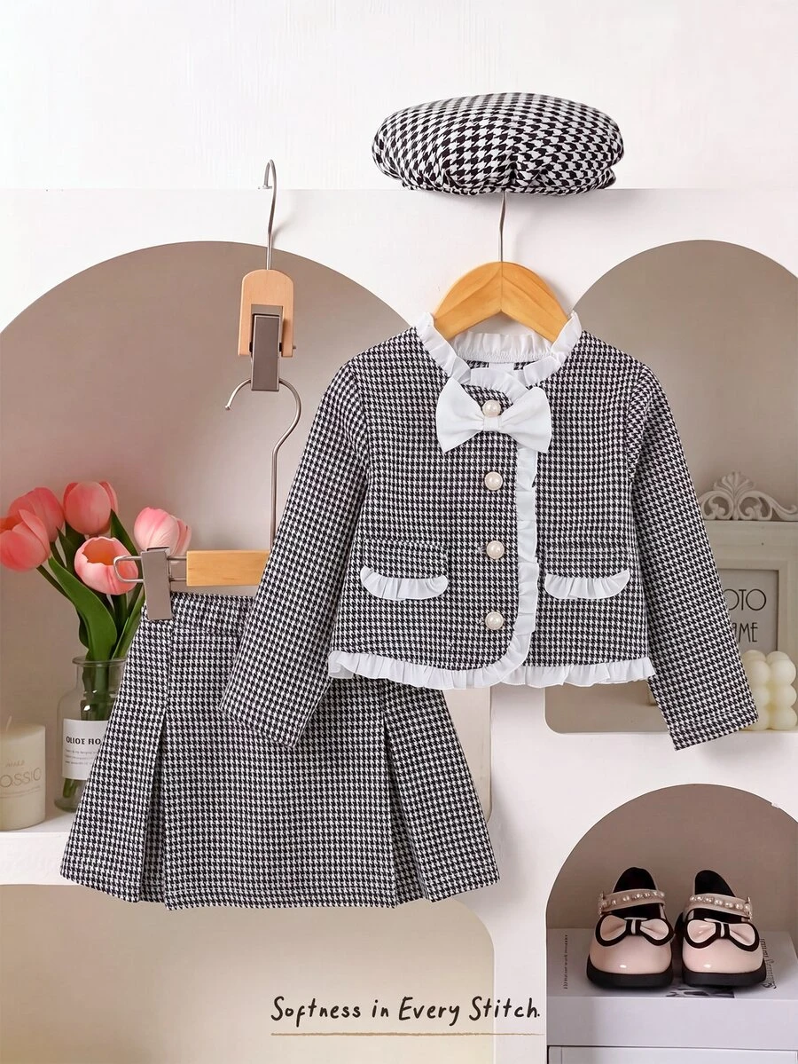 Cozy Pixies طقم من قطعتين للبنات الصغيرات: جاكيت وتنورة كاجوال بنسيج كاروهات مرقعة وألوان متباينة مع حافة مكشكشة وفيونكة ثلاثية الأبعاد - أبيض وأسود - مشاهدة 1