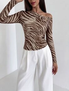 Aloruh 女款優雅棕色斑馬紋不對稱肩金屬裝飾修身T恤，萬聖節動物印花內搭T恤，秋冬款 - 棕色 - 查看 3