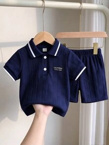 SHEIN 2件組幼兒男童波羅衫短褲套裝，學院風可愛深藍色華夫格紋條紋短袖波羅領，休閒度假夏季運動風精品拼接款 - 寶藍色 - 查看 1