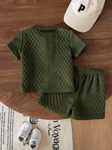 SHEIN 2件組 幼兒男童 Polo 衫短褲套裝 可愛學院風 橄欖綠 菱格紋華夫格鈕扣 短袖 Polo 領 度假夏季休閒運動套裝 - 墨綠色 - 查看 2