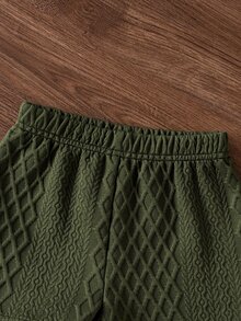 SHEIN 2件組 幼兒男童 Polo 衫短褲套裝 可愛學院風 橄欖綠 菱格紋華夫格鈕扣 短袖 Polo 領 度假夏季休閒運動套裝 - 墨綠色 - 查看 6