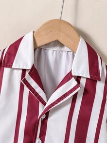 SHEIN 2件組小男孩休閒條紋印花短袖襯衫與短褲套裝，適合夏季日常休閒穿著、度假海灘旅行，兒童款 - 酒紅色 - 查看 4