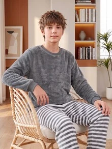 男童圓領簡約灰色長袖寬鬆版型2件套，加厚保暖居家服，雙面法蘭絨親膚細緻羊羔絨舒適休閒家居服，適合秋冬日常居家與休閒穿著 - 灰色 - 查看 5