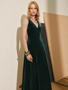 MOTF PREMIUM ELEGANT SPLIT UMBRELLA HEM V-NECK VELVET MID-LENGTH DRESS - Dark Green - View 6