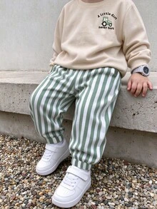 1套幼兒復古休閒長袖衛衣套裝，圓領標準肩長袖，背面精緻卡通綠色拖拉機印花搭配弧形文字，鬆口綠白直條紋運動長褲，2件套兒童戶外玩耍、幼兒園日常穿著，春秋男童時尚運動休閒套裝 - 彩色 - 查看 5