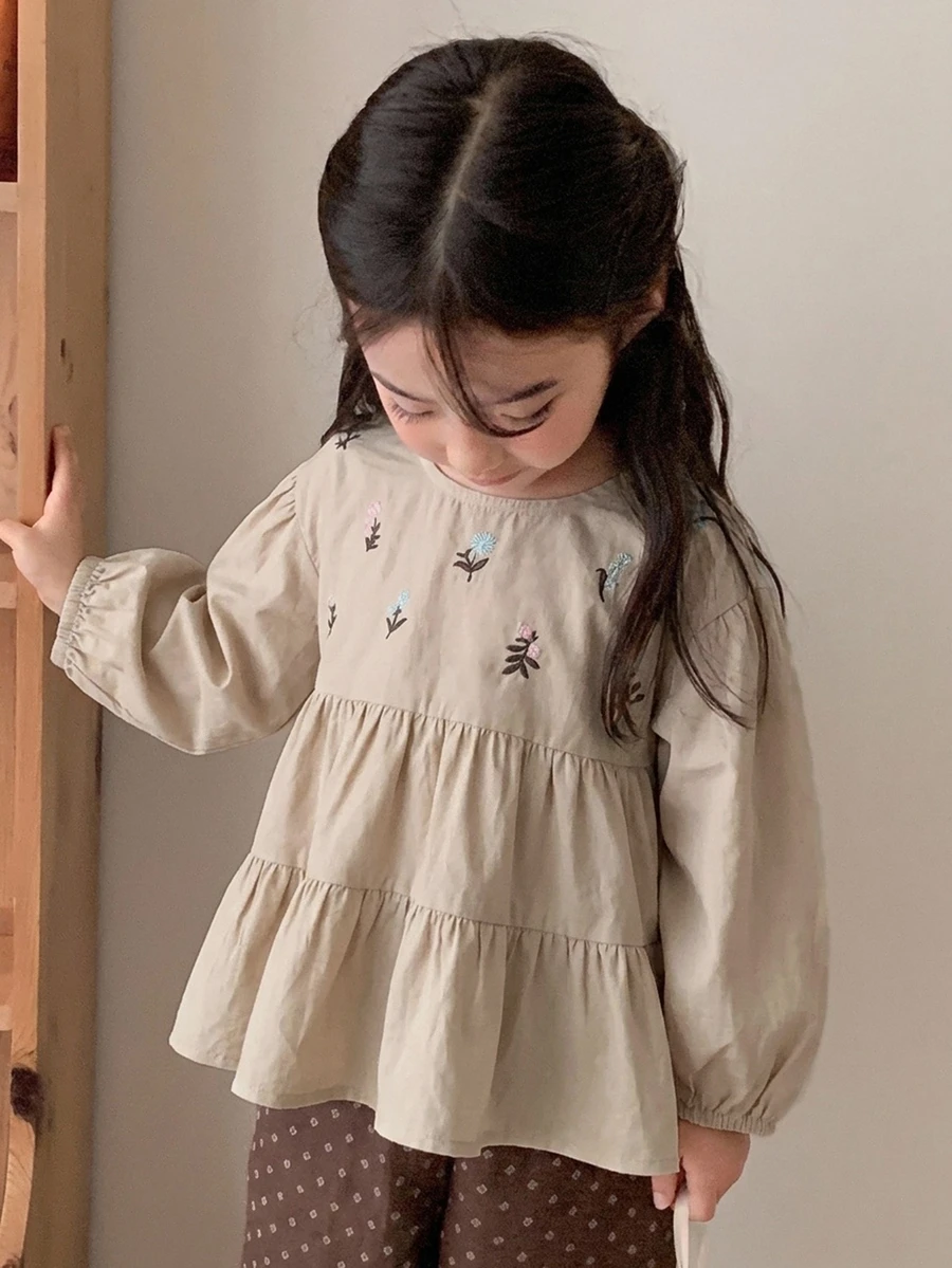 Dazy Kids بلوزة لطيفة مطرزة بالزهور بأكمام طويلة وحافة مكشكشة للفتيات الصغيرات - بيج - مشاهدة 1