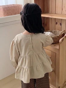 Dazy Kids بلوزة لطيفة مطرزة بالزهور بأكمام طويلة وحافة مكشكشة للفتيات الصغيرات - بيج - مشاهدة 3