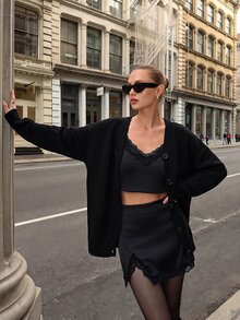 SHEIN Casual kofta för dam i petite storlek, enfärgad svart, med knäppning fram och detaljer, nedsläppt axel - Svart - Visa 1