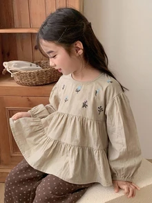 Dazy Kids بلوزة لطيفة مطرزة بالزهور بأكمام طويلة وحافة مكشكشة للفتيات الصغيرات - بيج - مشاهدة 5