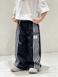 小男孩休閒時尚街頭風字母貼布側條紋長褲，適合秋冬穿著 - 黑色 - 查看 5