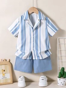 SHEIN 2件組小男孩休閒條紋印花短袖襯衫與短褲套裝，適合夏季日常休閒穿著、度假海灘假期，兒童款 - 霧霾藍 - 查看 1