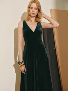 MOTF PREMIUM ELEGANT SPLIT UMBRELLA HEM V-NECK VELVET MID-LENGTH DRESS - Dark Green - View 7