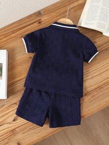 SHEIN 2件組幼兒男童波羅衫短褲套裝，學院風可愛深藍色華夫格紋條紋短袖波羅領，休閒度假夏季運動風精品拼接款 - 寶藍色 - 查看 2