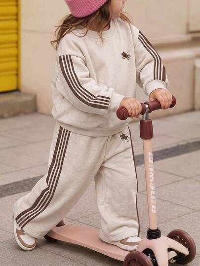 Milk-Style Ins Aesthetic, Gentle Versatile Oatmeal Color, Fashionable Sporty Color-Block Striped, Baby Girl Casual Comfortable Loose Fleece-Lined Crew Neck Pullover Sweatshirt And Loose Casual Wide-Leg Pants New Style Suitable For Autumn/Winter Daily, Sports, Campus, Outings, Vintage High-Street Girl Outfit, Relaxed Girl Fashion, Clean Girl, Sister Outfit