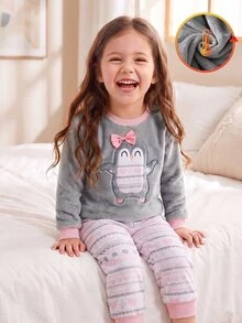 SHEIN Genkimix Kids 女童 2 件組冬季睡衣套裝，紅色企鵝刺繡毛絨上衣與 Fair Isle 針織圖案長褲，珊瑚絨家居服，秋季仙女家庭套裝 - 灰色 - 查看 5