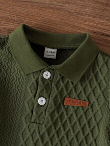 SHEIN 2件組 幼兒男童 Polo 衫短褲套裝 可愛學院風 橄欖綠 菱格紋華夫格鈕扣 短袖 Polo 領 度假夏季休閒運動套裝 - 墨綠色 - 查看 3