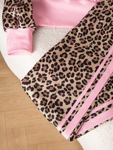 SHEIN 青少年女孩 2件組秋冬套裝 扇形邊飾刺繡粉色連帽上衣與豹紋寬腿運動長褲套裝 - 粉色 - 查看 4