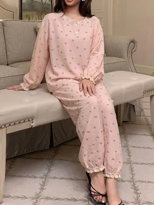 DAZY طقم ملابس نوم نسائي قطعتين: ملابس علوية بأكمام طويلة وفتحة أمامية نصف مفتوحة مع طباعة فيونكة حلوة وتفاصيل دانتيل مرقعة، وبنطلون بيجاما طويل بقصة ساق مستقيمة - وردي - مشاهدة 3