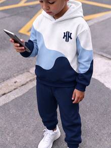 SHEIN 青少年男孩休閒極簡長袖舒適連帽衫與長褲兩件套，適合秋冬，經典帥氣復古配色拼接圖案印花，聖誕綠酷帥弧形配色拼接圖案印花，適合返校季，經典Logo文字圖案印花，秋冬服飾新品上市 - 彩色 - 查看 6