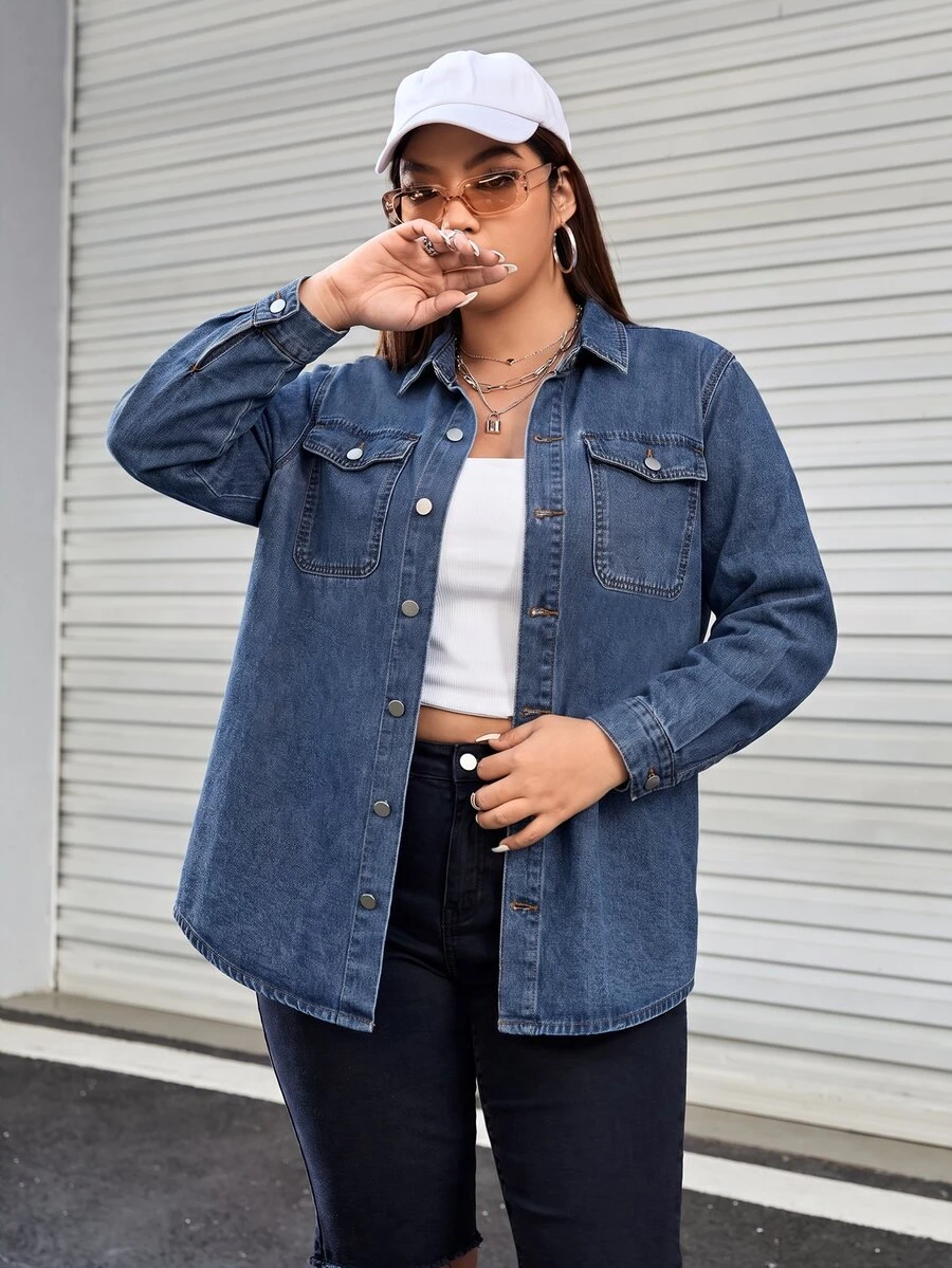 SHEIN EZwear 大尺碼翻蓋口袋鈕扣前襟牛仔襯衫 - 淺色水洗藍 - 查看 1