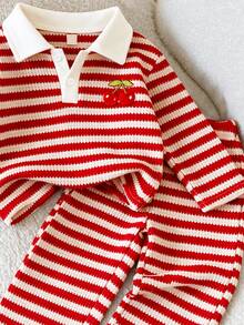 SHEIN 2件組少女學院風條紋草莓刺繡徽章 Polo 領寬腿褲羅紋針織 T-shirt 套裝，聖誕家庭聚會保暖冬季穿搭 - 紅色 - 查看 7
