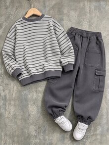 2件組小男孩圓領衛衣與工裝褲套裝，休閒全幅條紋印花長袖上衣，適合假期派對，舒適隨性，小男孩春夏秋冬首選，時尚休閒穿搭，春夏秋冬街頭風，開學與聚會休閒套裝 - 深灰色 - 查看 2
