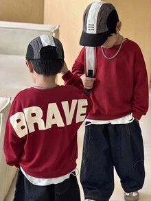 SHEIN Little Byeori 1件大童男孩淺灰色大字母圖案加厚運動衫，休閒學院風寬鬆版型街頭風，適合上學、秋季、開學季、日常穿著 - 紅色 - 查看 5