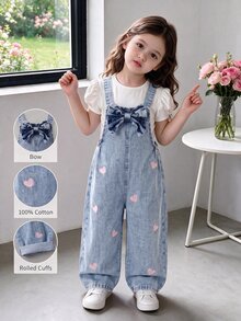 SHEIN Genkimix Kids 女童牛仔吊帶褲，全新四季款，時尚甜美復古藍色牛仔，胸前3D大蝴蝶結設計，褲子粉色愛心刺繡圖案，時尚直筒寬鬆版型，面料柔軟舒適，適合日常穿著、度假、旅行等場合，全新四季女童牛仔 - 藍色 - 查看 3