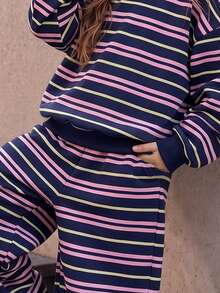 SHEIN 可愛時尚黑醋栗草莓奶昔粉色拼色條紋女童幼兒休閒舒適連帽衛衣與寬鬆長褲套裝，適合秋冬日常、運動、返校、外出，美式街頭風，甜酷慵懶，隨性時尚，少女風，秋冬穿搭，新年新造型 - 彩色 - 查看 7