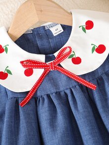 SHEIN 1件女童櫻桃印花丹寧風洋裝，彼得潘領、泡泡長袖、荷葉邊下擺，休閒百搭返校與日常穿著洋裝 - 藍色 - 查看 5