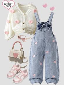 SHEIN Genkimix Kids 女童牛仔吊帶褲，全新四季款，時尚甜美復古藍色牛仔，胸前3D大蝴蝶結設計，褲子粉色愛心刺繡圖案，時尚直筒寬鬆版型，面料柔軟舒適，適合日常穿著、度假、旅行等場合，全新四季女童牛仔 - 藍色 - 查看 1