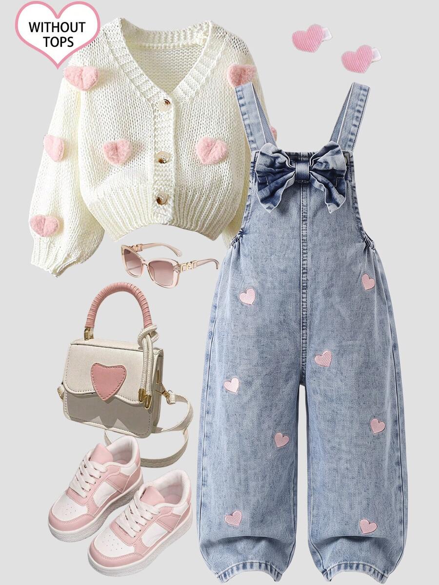 SHEIN Genkimix Kids 女童牛仔吊帶褲,全新四季款,時尚甜美復古藍色牛仔,胸前3D大蝴蝶結設計,褲子粉色愛心刺繡圖案,時尚直筒寬鬆版型,面料柔軟舒適,適合日常穿著、度假、旅行等場合,全新四季女童牛仔 - 藍色 - 查看 1